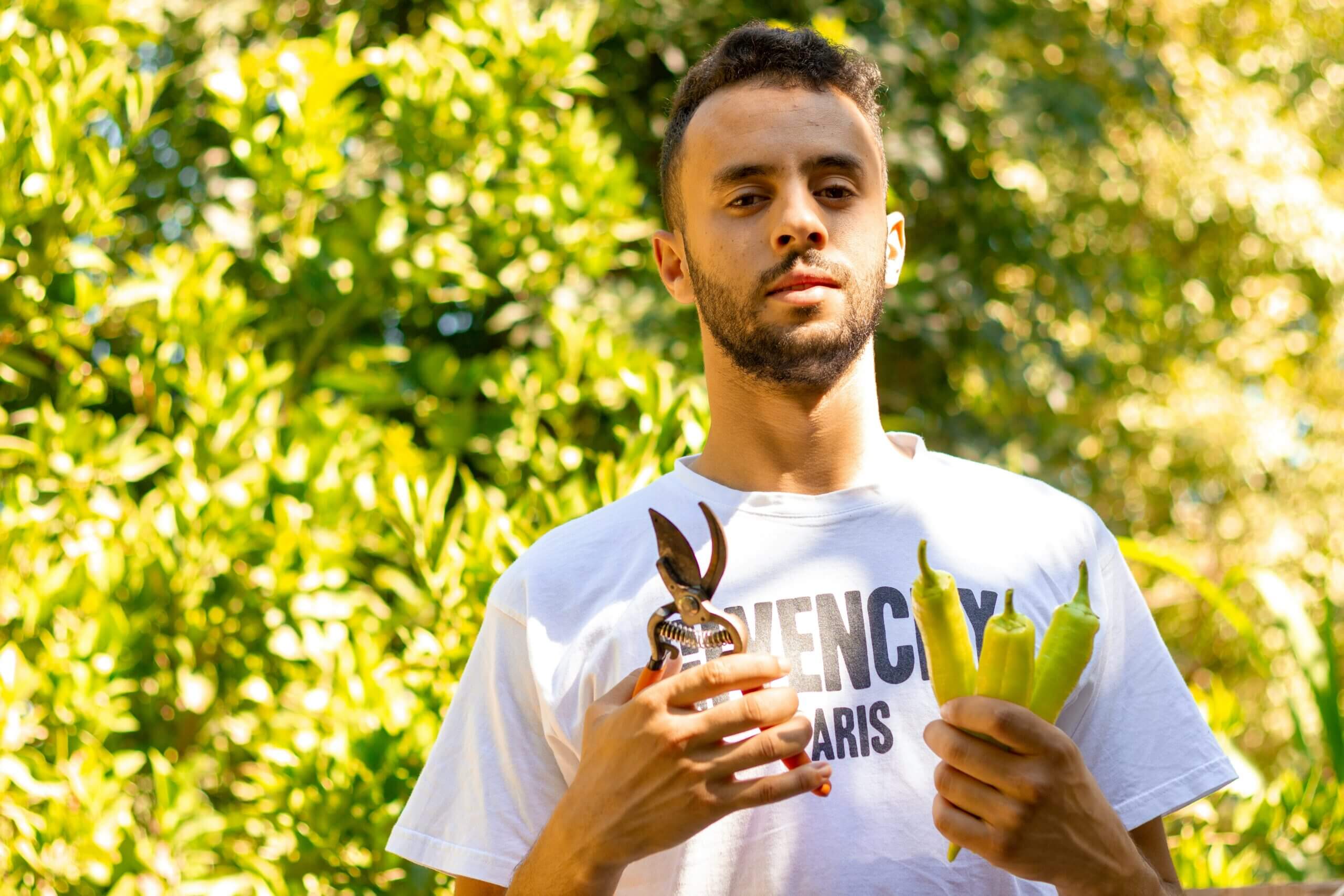 homme jardinier client du food-truck