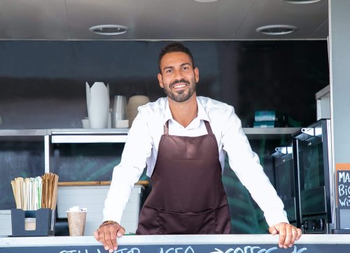 Tony dans son foodtruck à Tacos
